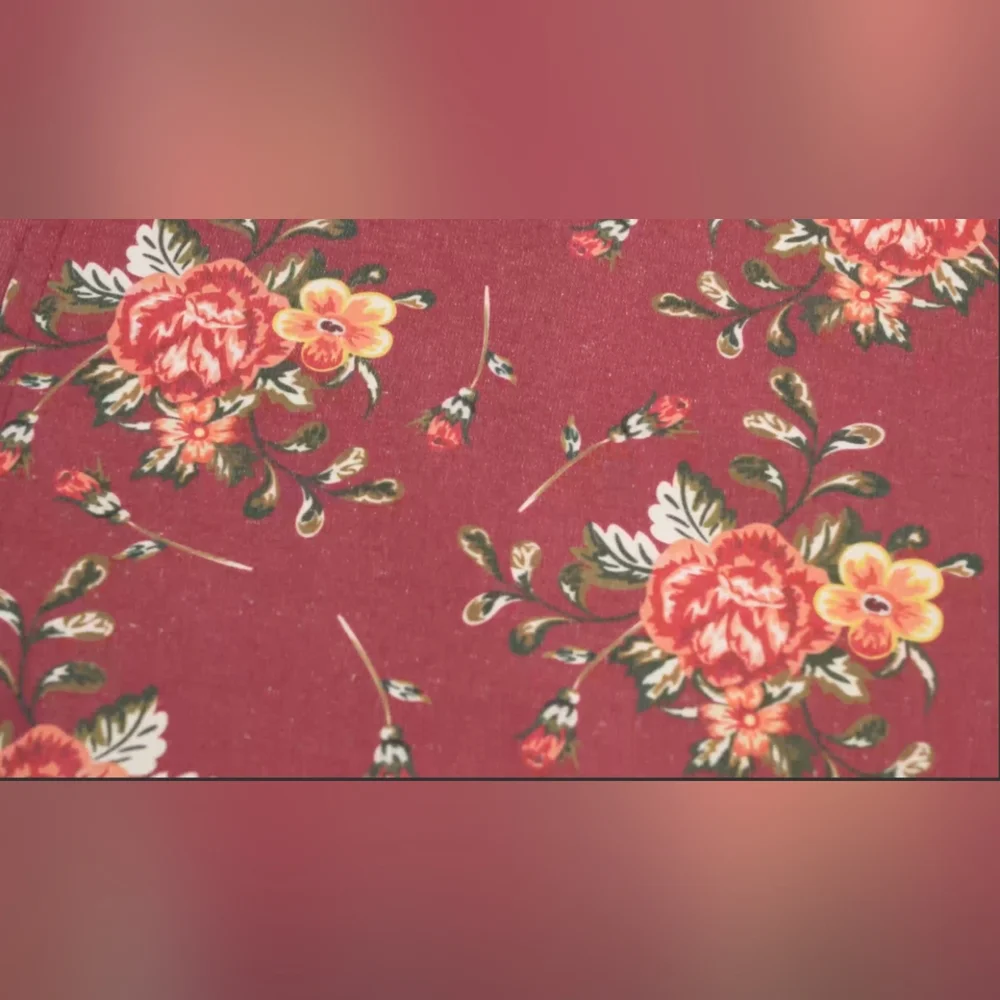 Flowery Tablecloth & 4 Placemats